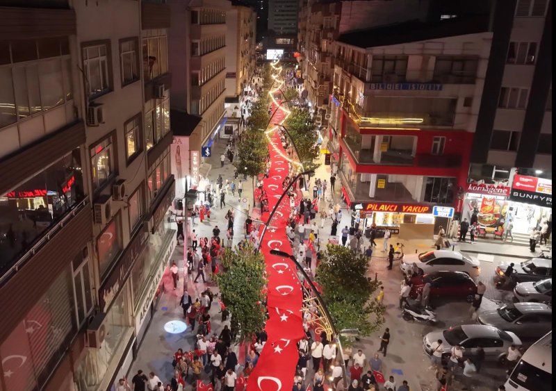 15 TEMMUZ BAYRAK YÜRÜYÜŞÜNDE BİNLERCE VATANDAŞ TEK YÜREK OLDU