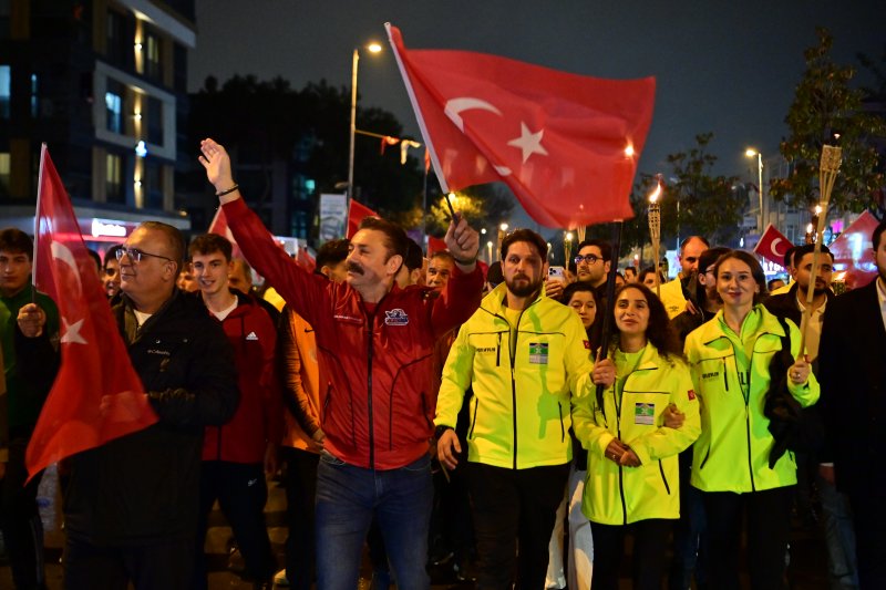 BAHÇELİEVLER’DE CUMHURİYET’İN 103. YILI COŞKUYLA KUTLANDI