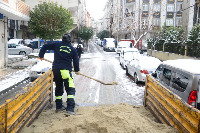 Bahçelievler’de Kar Mesaisi Başladı: Tuzlama, Temizlik ve Sıcak Çorba İkramı
