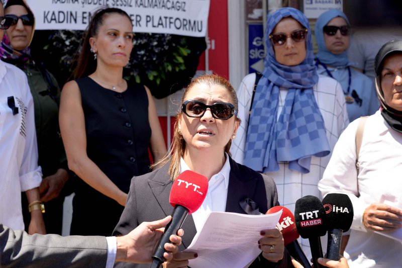 Kadın Emekçileri Platformu’ndan CHP’ye Siyah Çelenk